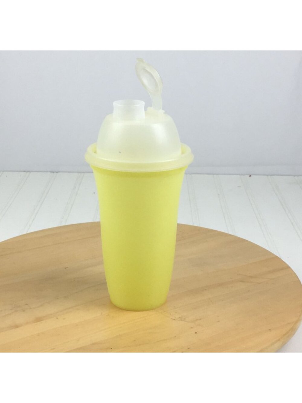 Tupperware Yellow Quick Shake Drink Dressing Mix Blender Container #844-1 USA